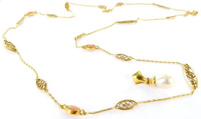 collier plaqué or orné de perles roses et blanches sur une chaîne en or