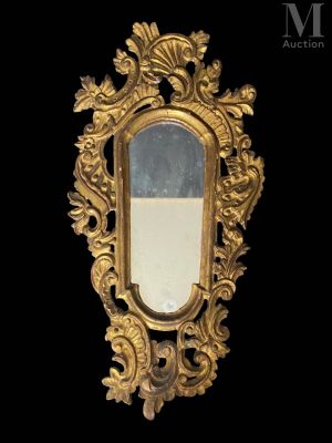 un miroir doré sur fond noir, avec un fond noir