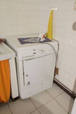 une machine à laver et un sèche-linge dans une petite salle de bains