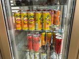 des bouteilles de soda et de boissons gazeuses se trouvent dans le réfrigérateur d'un magasin