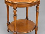 une table en bois avec un plateau circulaire et des pieds tournés