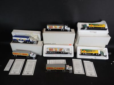 la boîte contient de nombreux types de camions miniatures différents