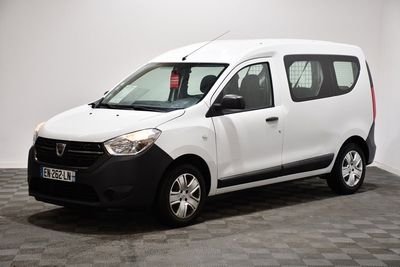 la camionnette blanche est garée dans une pièce au sol en damier