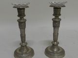 paire de chandeliers en argent sur fond blanc