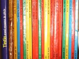 beaucoup de livres dans une boîte sur l'étagère
