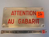 un panneau métallique sur lequel est inscrit « Attention au gabarit »