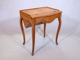 l'image d'une petite table en bois munie d'un tiroir