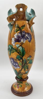Vase art nouveau en majolique à décor d'arbustes en fleurs.