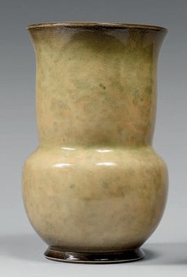 deux vases posés l'un à côté de l'autre sur une table