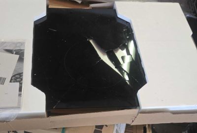 une photo en noir et blanc représentant un costume et une cravate posés sur une table