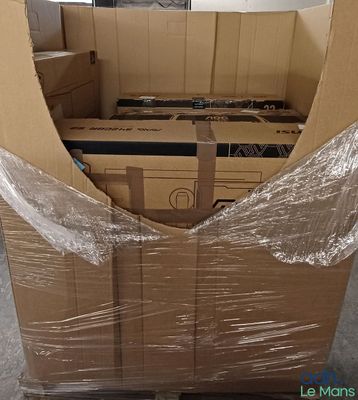 une boîte en carton posée sur une palette