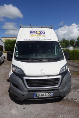 une camionnette blanche garée sur le parking
