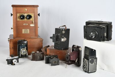 tout un tas de vieux appareils photo empilés les uns sur les autres