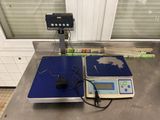 une photo d'une balance posée sur un comptoir en métal