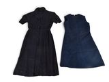 deux robes de femme sur fond blanc, l'une bleue et l'autre noire
