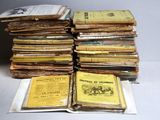 une pile de livres posée sur une table à côté d'une autre pile de livres