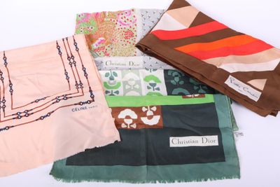 Réunion de 4 foulards en soie. De la maison Céline, Christia…
