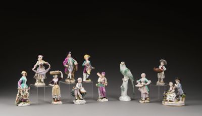 de nombreuses figurines de personnes assises sur une table