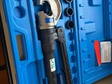 une caisse à outils bleue avec des outils sur une table