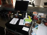 un bureau sur lequel se trouvent un ordinateur et beaucoup de papiers