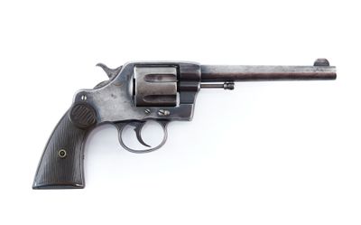 gros plan d'un revolver sur fond blanc