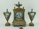 une horloge et deux vases posés sur une table