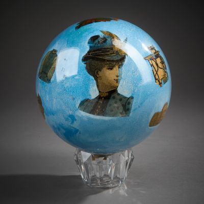 Porte-perruque en verre soufflé à décor fixé sous verre en a…