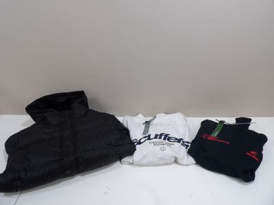 un tas de vêtements posé sur une table près d'un mur