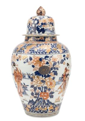 un vase bleu et blanc avec un couvercle sur fond blanc