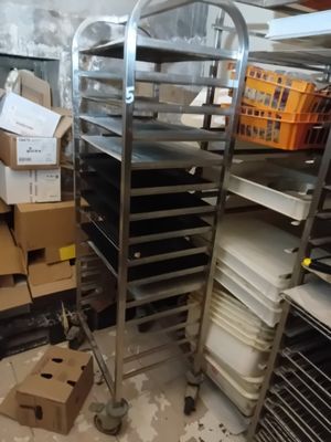beaucoup de boîtes et de cartons sur le sol d'une pièce