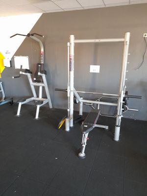 une photo d'une salle de sport avec des appareils posés par terre