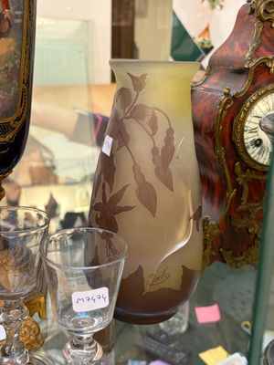 de nombreux vases et verres en verre exposés dans une vitrine