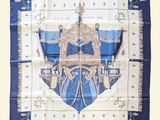 une image représentant une écharpe bleue et blanche ornée d'une couronne