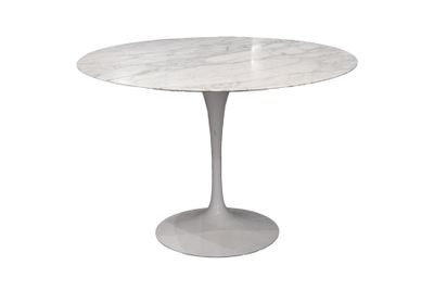 La table est en marbre et possède un piètement circulaire.