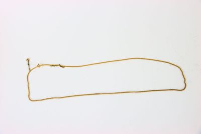 un dessin représentant un long morceau d'or sur une surface blanche