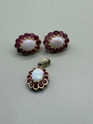 un gros plan sur une paire de boucles d'oreilles et un pendentif posés sur une table