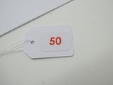une étiquette portant le chiffre 50, posée sur une table