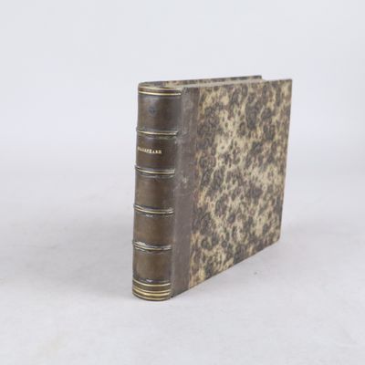 un vieux livre posé sur une surface blanche