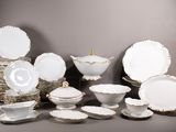 beaucoup d'assiettes et de bols blancs sur la table
