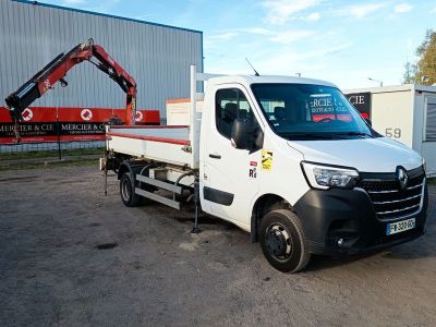 un camion blanc garé devant un bâtiment