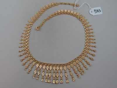 gros plan d'un collier sur une table avec une étiquette de prix