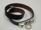 collier pour chien en cuir muni de deux anneaux métalliques et d'une lanière en cuir