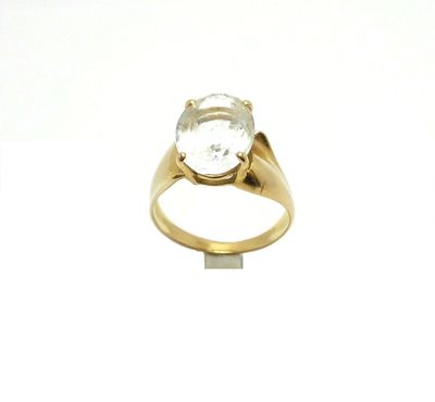 une image représentant une bague en or sertie d'une pierre transparente