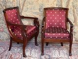 deux chaises assises l'une à côté de l'autre sur un tapis