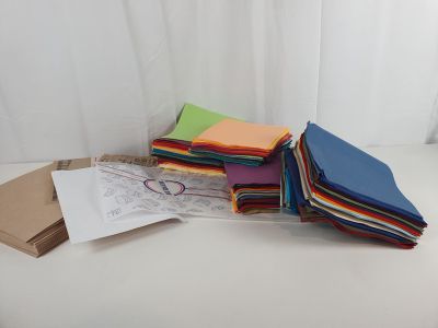 une pile de papiers colorés posée sur une table