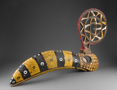 un gros plan d'un objet décoratif posé sur une surface grise