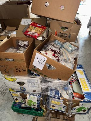 plusieurs cartons de nourriture sont empilés les uns sur les autres
