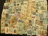 une pile de vieilles cartes postales sur une table