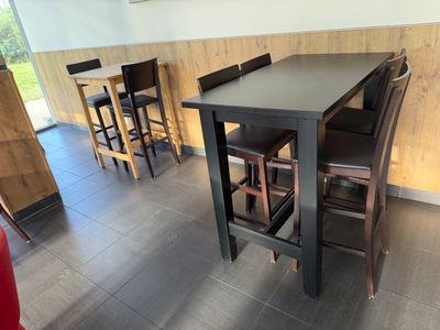 des tables et des chaises dans un restaurant aux murs lambrissés