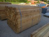 de nombreuses pièces de bois empilées les unes sur les autres